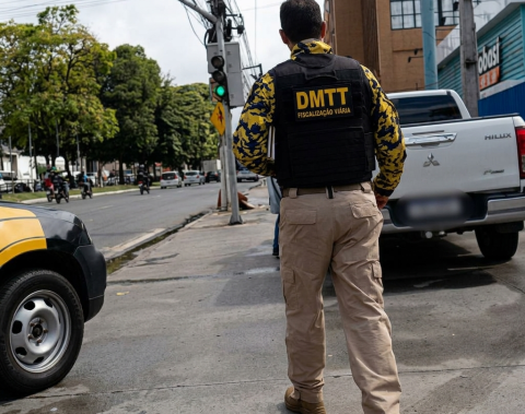 Veículo com dispositivos irregulares é abordado durante fiscalização do DMTT