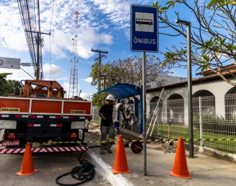 Prefeitura de Maceió reforça iluminação em pontos de ônibus de grande circulação