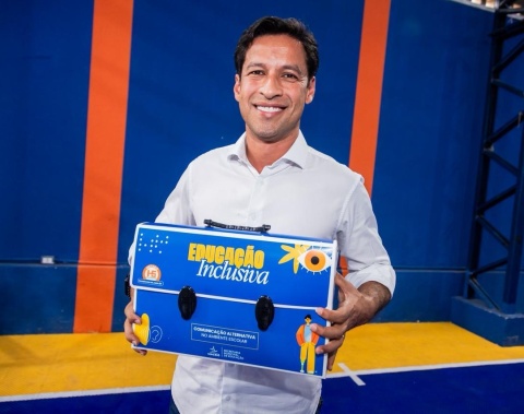 Prefeito Rodrigo Cunha entrega mais de cinco mil kits inéditos para crianças e estudantes atípicos e reforça suporte à educação inclusiva na rede