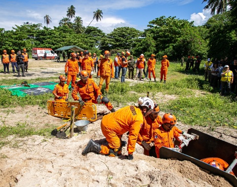 Defesa Civil de Maceió participa de simulado de resgate no Pontal da Barra