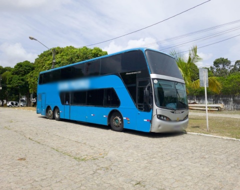 Agentes de trânsito flagram ônibus realizando transporte turístico irregular