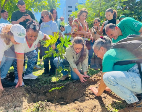 Diretora-executiva da Alurb celebra aniversário com plantio de três árvores na Praça do Skate em Maceió