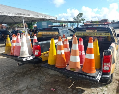 Agentes do DMTT recolhem materiais utilizados para guardar vagas de estacionamento