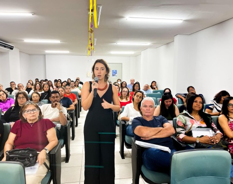 Agentes comunitários de saúde passam por capacitação para assistência aos idosos