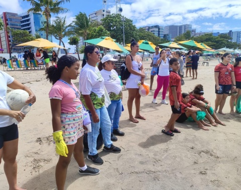 Alurb realiza mutirão de limpeza e educação ambiental na Praia da Pajuçara