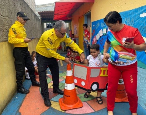 DMTT leva educação de trânsito para crianças de creche no Petrópolis