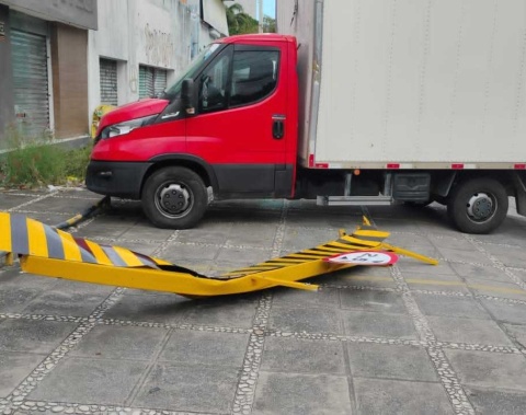 Motorista desobedece sinalização e destrói pórtico na Av. Governador Afrânio Lages