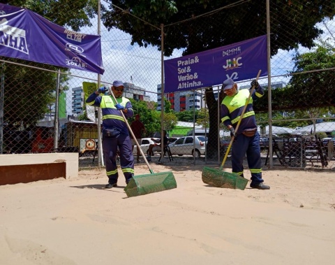 Prefeitura intensifica limpeza de quadras de areia em Maceió