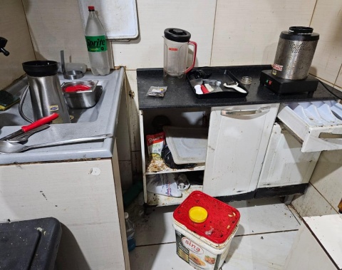 Vigilância Sanitária interdita hamburgueria por descumprir normas sanitárias