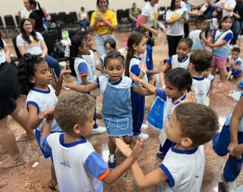 Espetáculo musical anima manhã de crianças da rede municipal na Bienal