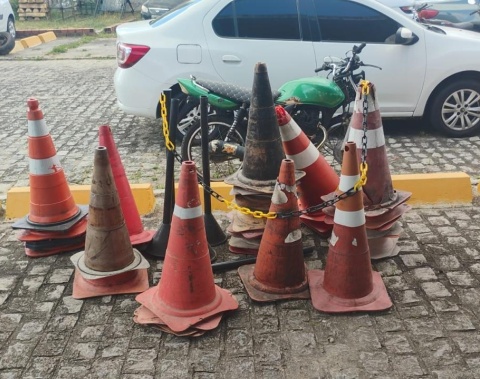 Materiais utilizados para guardar vagas irregulares foram recolhidos por agentes do DMTT