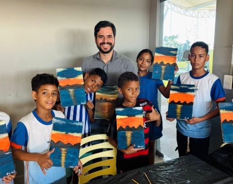 Crianças do Parque Biblioteca produzem telas inspiradas no pôr do sol da lagoa Mundaú