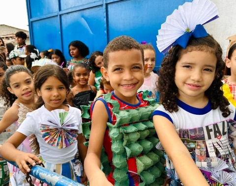 Estudantes de escola municipal realizam desfile de moda sustentável