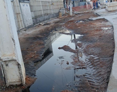 Falha em estação elevatória da BRK causa extravasamento de esgoto no Centro de Maceió