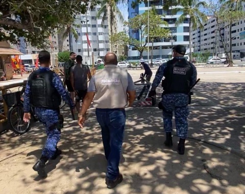 Semsc combate aluguel clandestino na orla de Maceió e apreende carrocinhas e moto aquática
