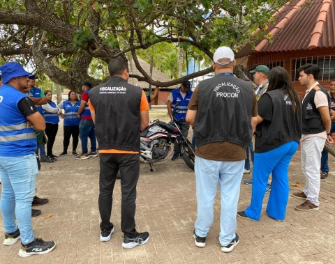 Ambulantes da orla marítima são orientados sobre novas regras para faixa de areia