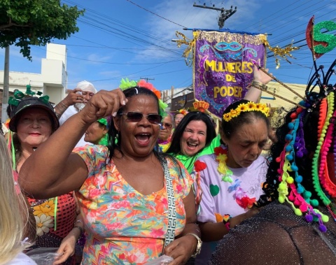 Pessoas idosas celebram Carnaval da Convivência no Cras Pitanguinha