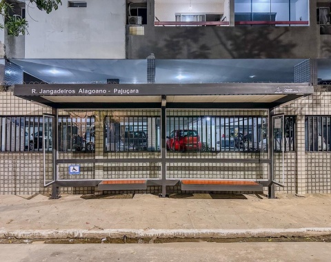 Prefeitura instala novo abrigo de ônibus na Rua Jangadeiros Alagoanos, na Pajuçara