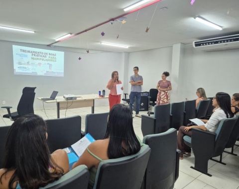 Saúde capacita pessoal que prepara e serve alimentos em abrigos para idosos