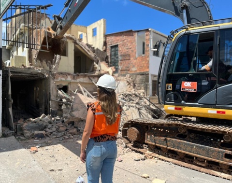 Imóvel de dois pavimentos é demolido na Levada por risco de colapso