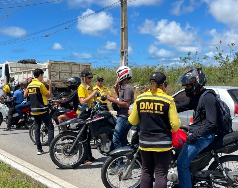 DMTT  realiza ação educativa com motociclistas na Av. Rota do Mar