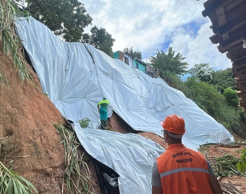 Proteção de encostas com lonas chega a 54 pontos de Maceió
