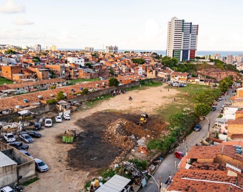 JHC assina ordem de serviço para construção do Gigantinhos Jacintinho