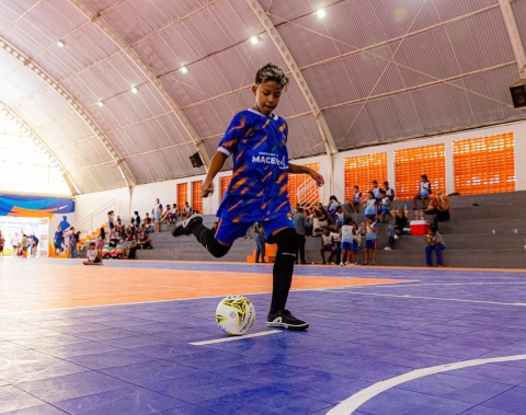 Manhã de esportes e interação, no Gigantão Vila Olímpica, reuniu alunos da rede municipal