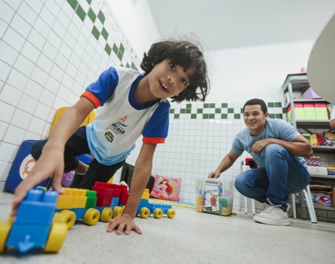 Acolhimento humanizado faz família de estudante com autismo trocar escola particular pela pública