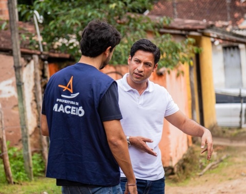 Prefeito Rodrigo Cunha vistoria obras na Grota da Alegria e destaca construção de Parque Linear