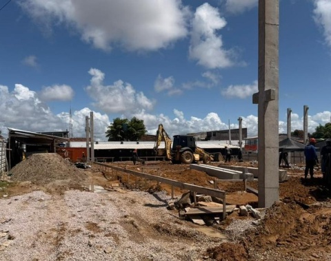 Prefeitura inicia fixação dos pilares do novo mercado público do Jacintinho