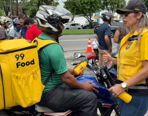 Blitz educativa com motociclistas marca início do Maio Amarelo em Maceió