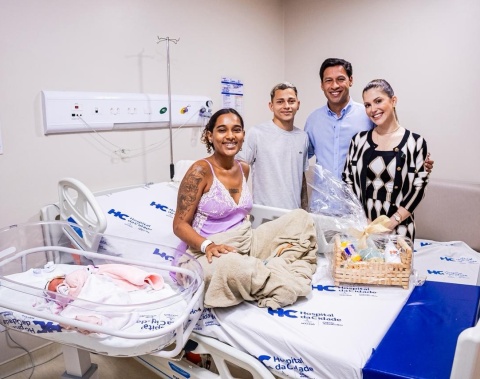 Prefeito Rodrigo Cunha homenageia mães no Hospital da Cidade e destaca avanços para as mulheres