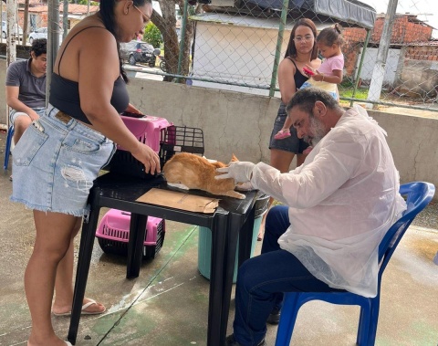 Atendimento veterinário gratuito beneficia tutores e pets no Ouro Preto