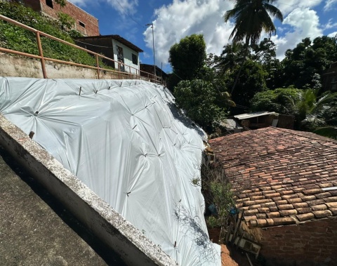 Maceió intensifica proteção de encostas com aplicação preventiva de lonas