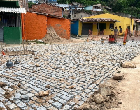 Pavimentação avança no Vale do Reginaldo e melhora mobilidade na comunidade