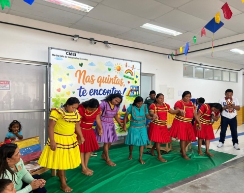 Famílias da etnia Warao levam danças e tradições indígenas para comunidade escolar