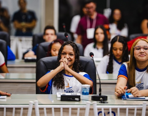 Estudante de escola municipal se destaca em projeto que aproxima jovens do legislativo