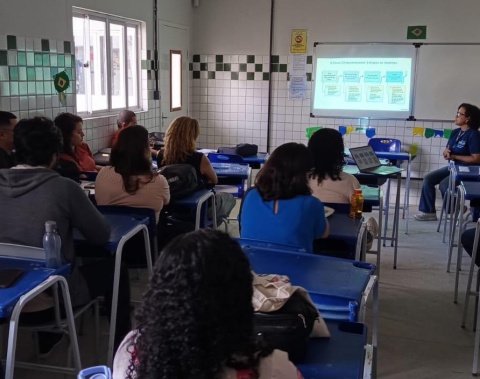 Saúde realiza ação preventiva sobre vape e tabagismo em escola municipal