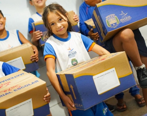Educação distribui  6.932 kits escolares, materiais pedagógicos e equipamentos