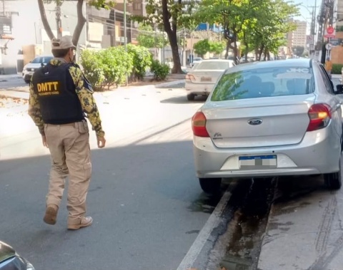 Motorista inabilitado é flagrado em veículo irregular durante fiscalização na Ponta Verde