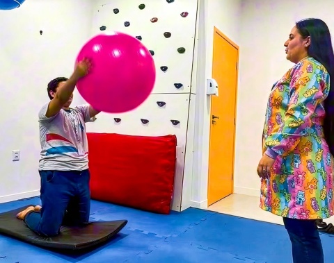 Fisioterapia fortalece desenvolvimento motor e amplia autonomia de crianças e adolescentes na Casa do Autista