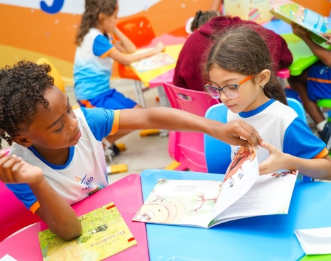 Entre livros, acolhimento e descobertas, estudantes se encantam com a nova Escola Maceió Leitura