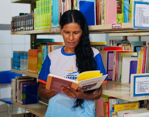 'Sem última página': estudante da Ejai Maceió realiza sonho de se tornar escritora e publica primeiro livro