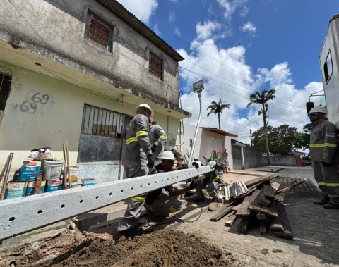 Prefeitura expande rede de iluminação com instalação de dois novos postes na Santa Lúcia