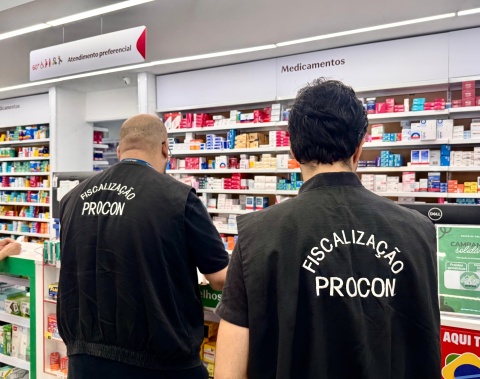 Procon Maceió fiscaliza farmácias e identifica produtos vencidos e ausência de farmacêuticos