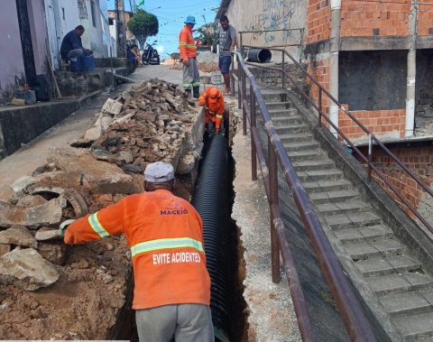 Infraestrutura substitui seis metros de tubulação durante ação de manutenção no Feitosa