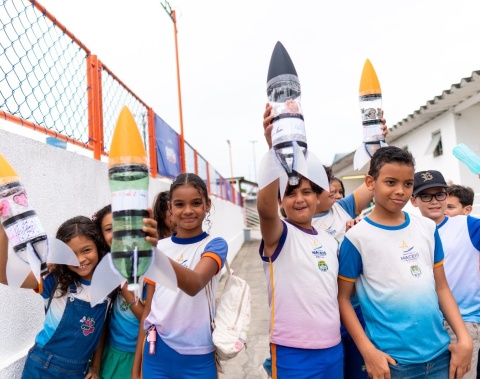 Estudantes da rede municipal lançam foguetes em atividade de Ciências e Astronomia do Tempo Integral