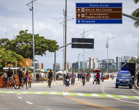 Prefeitura de Maceió determina restrição de bandeiras e wind banners na orla