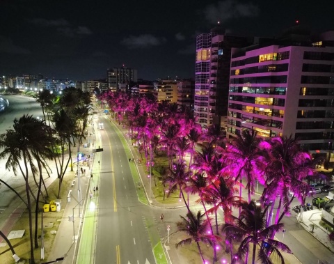 Ilumina Maceió projeta em viadutos e na Avenida Sílvio Viana apoio à campanha Outubro Rosa